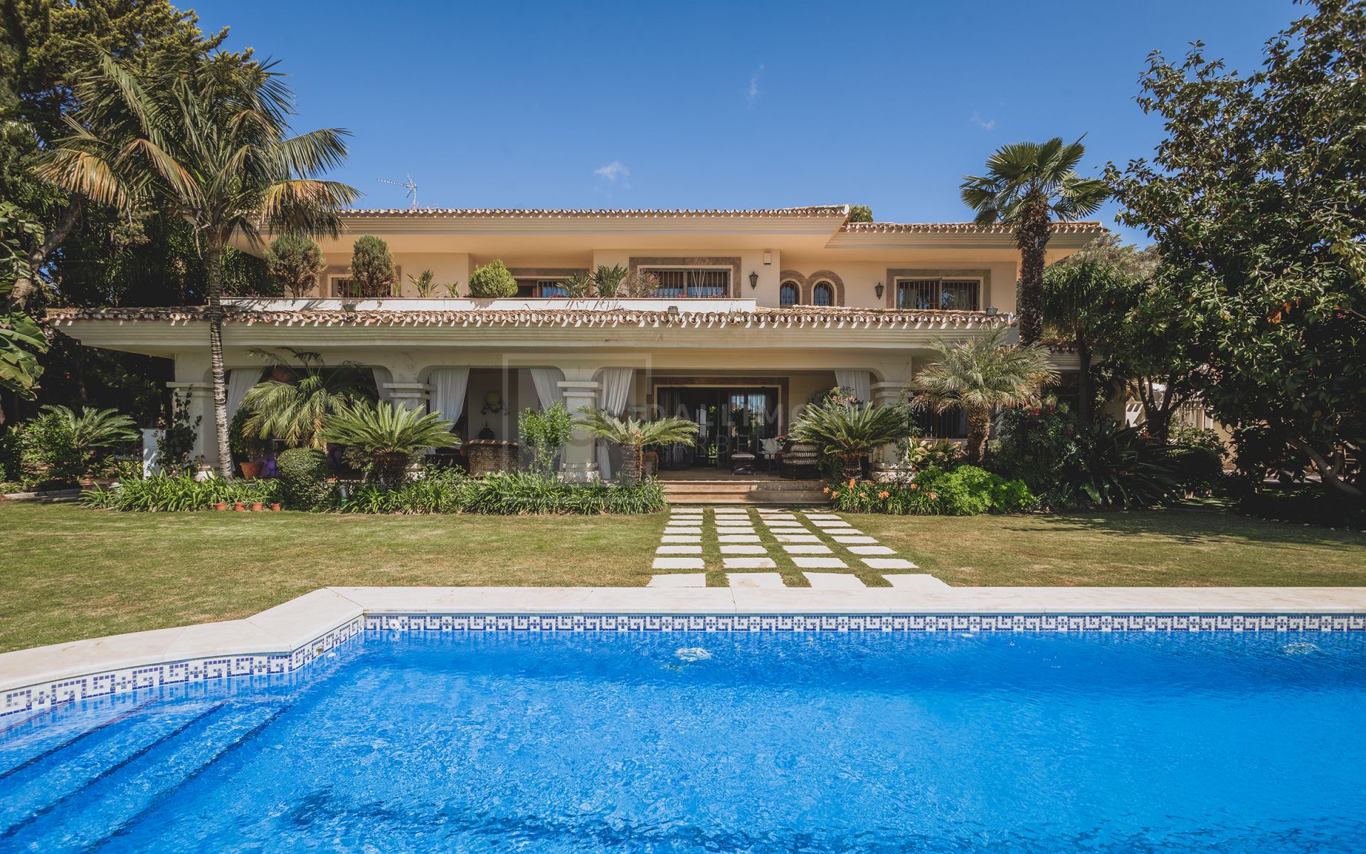 CLASSIC ANDALUSIAN 5-BEDROOM VILLA IN TRANQUIL AREA CENTRAL MARBELLA