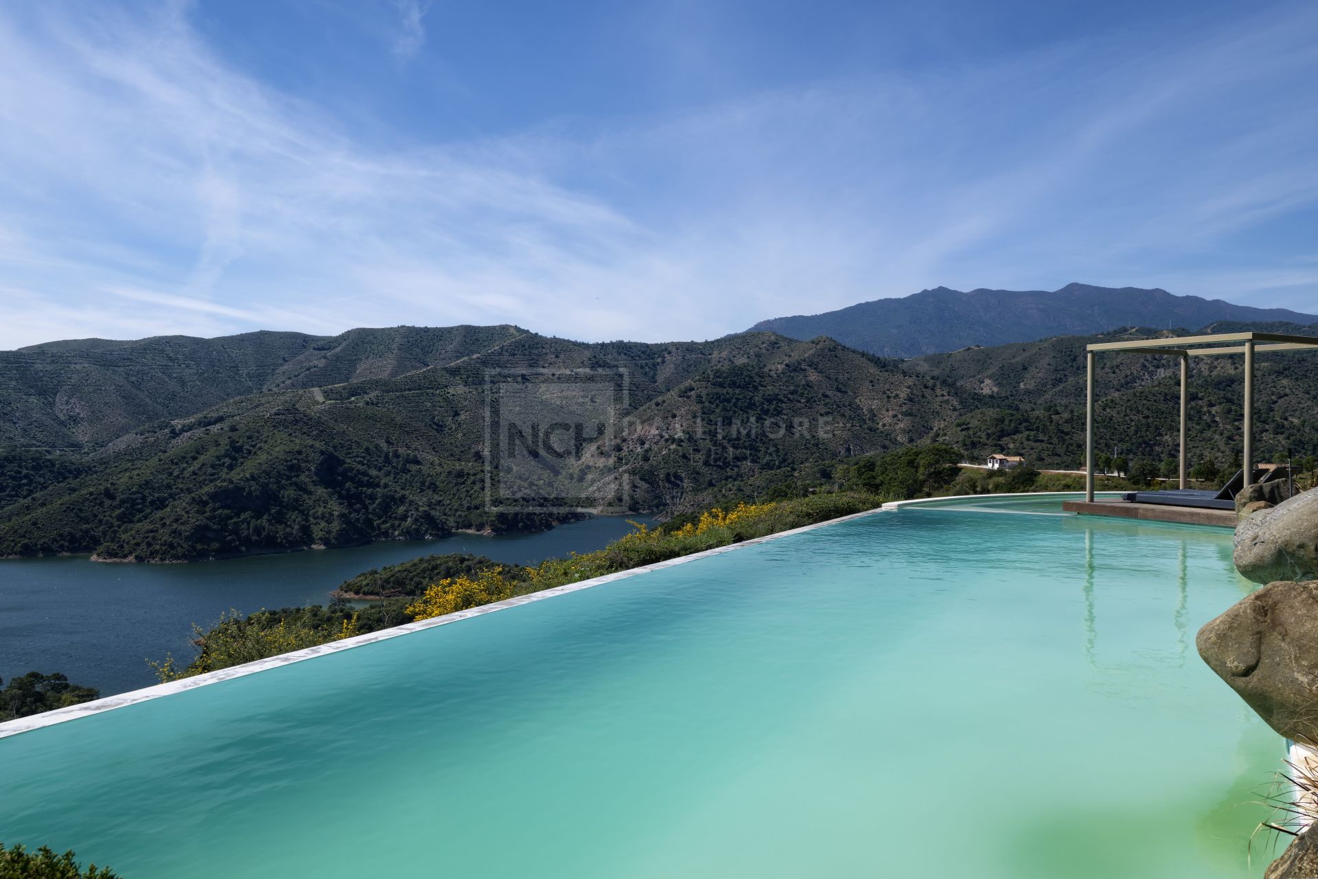 UNIQUE 5 BEDROOM CONTEMPORARY VILLA WITH STUNNING LAKE VIEW, ISTAN