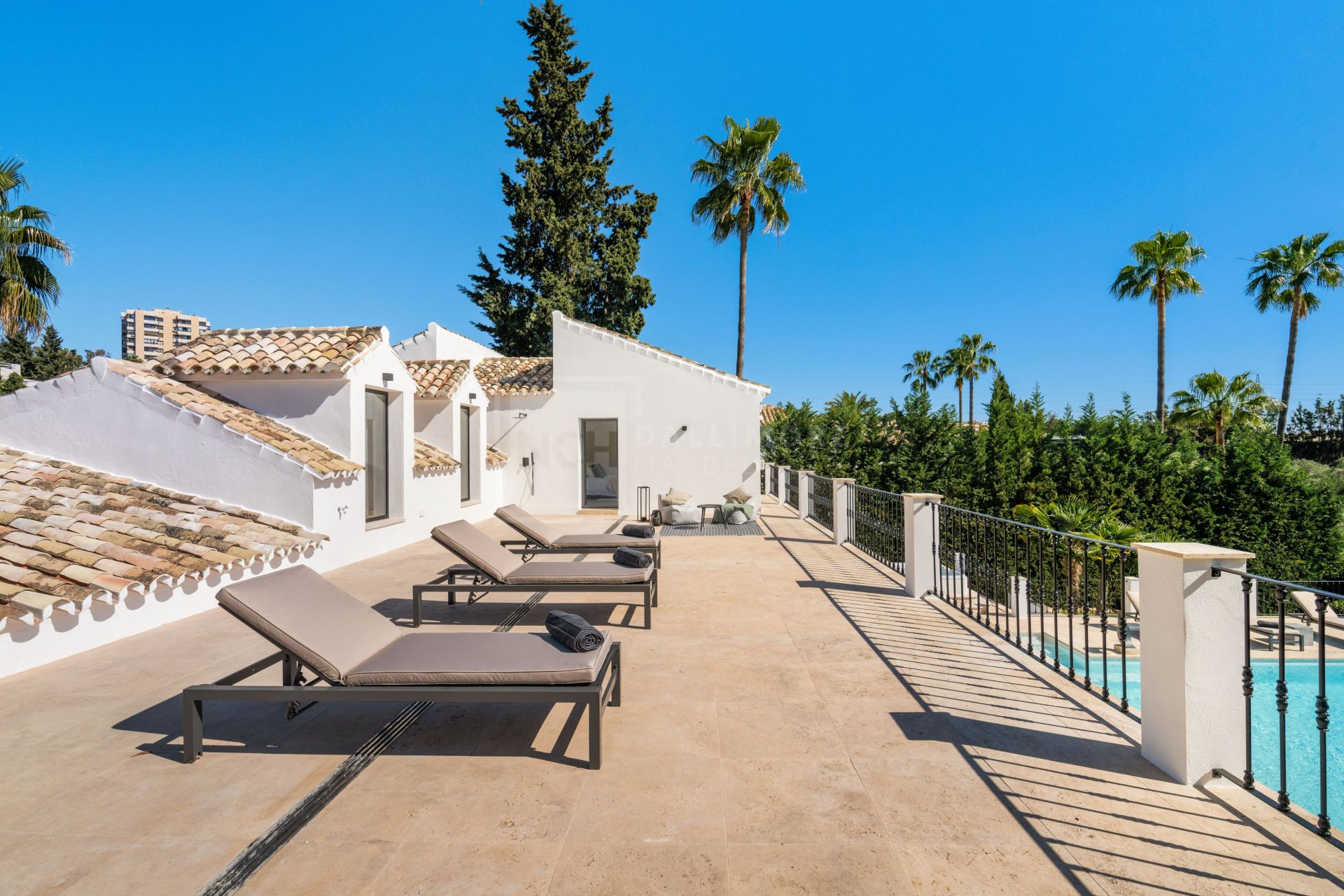 LUXURY GOLF-SIDE PROPERTY IN ONE OF MARBELLA'S EXCLUSIVE GATED COMMUNITIES