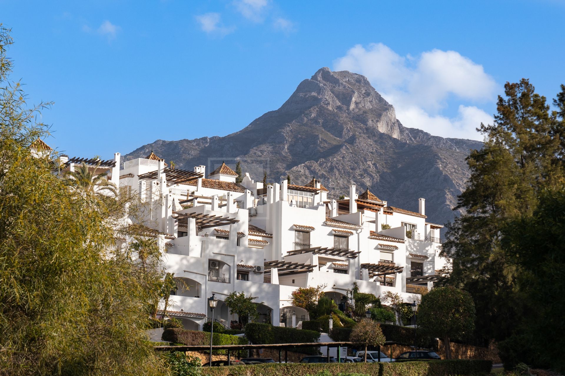 STYLISH RENOVATED 3-BEDROOM TOWNHOUSE, GOLDEN MILE, MARBELLA