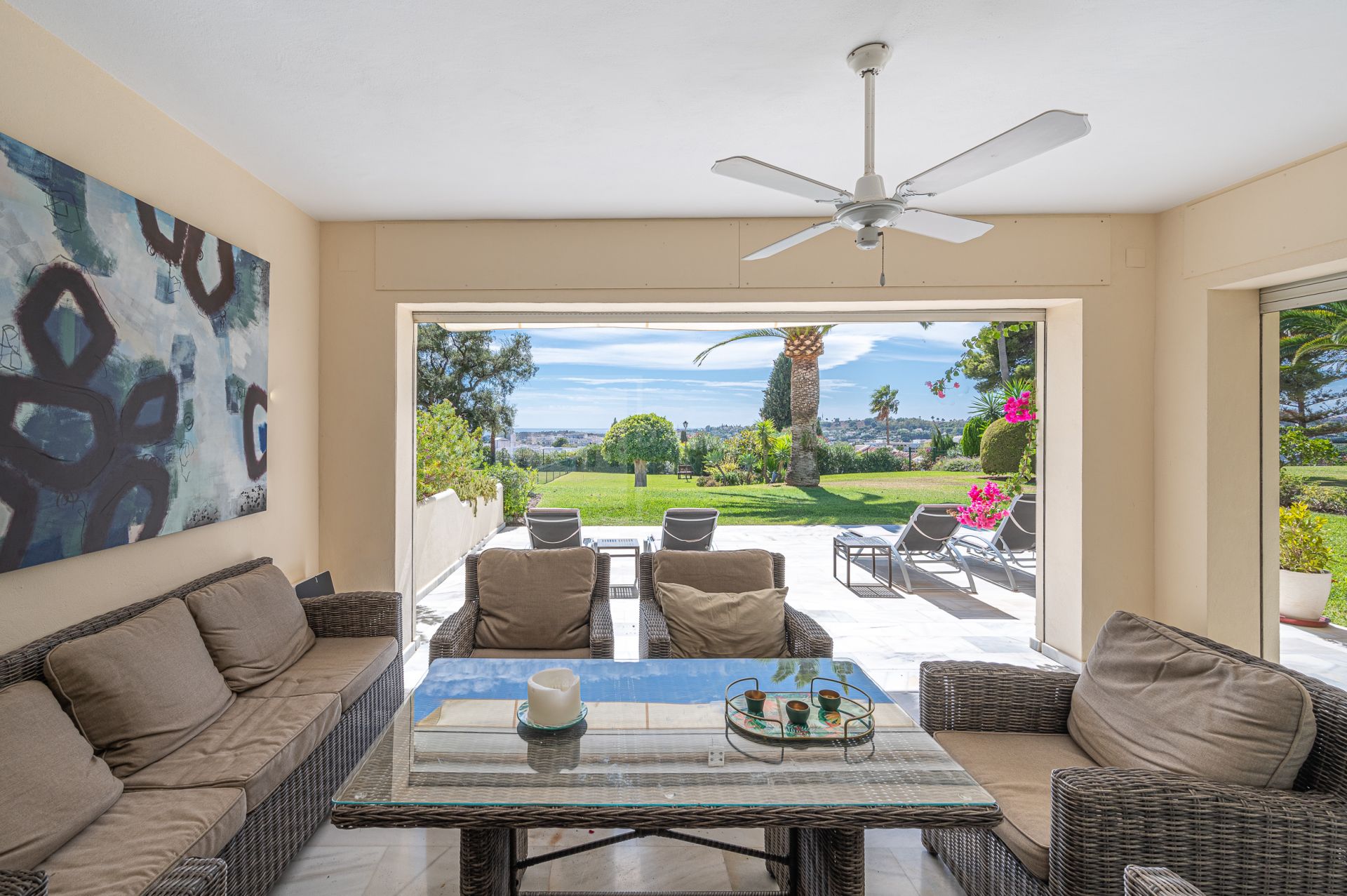 LOCATION! SUPERB 4-BEDROOM TOWNHOUSE OVERLOOKING GOLF COURSE IN NUEVA ANDALUCIA