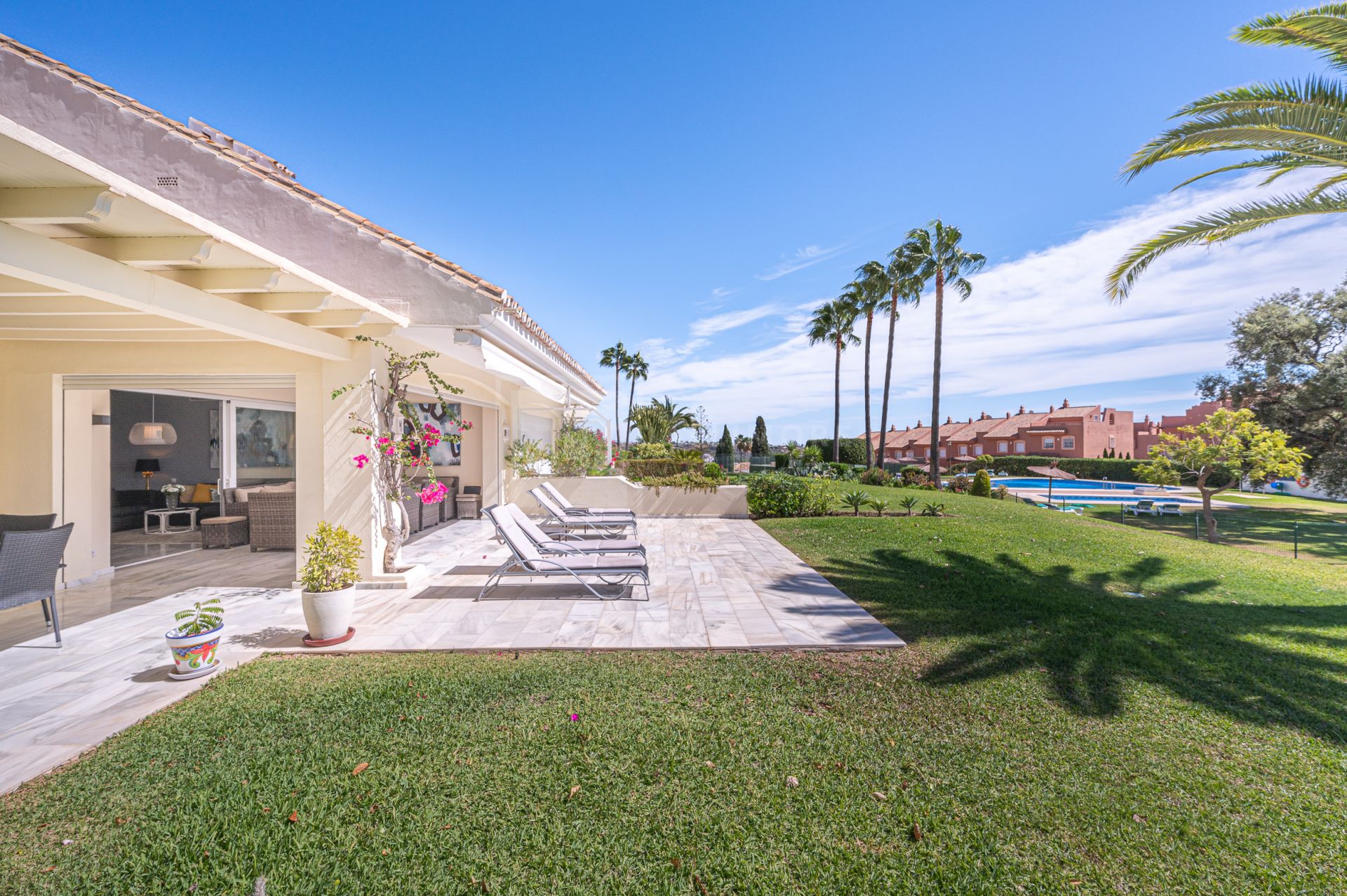 LOCATION! SUPERB 4-BEDROOM TOWNHOUSE OVERLOOKING GOLF COURSE IN NUEVA ANDALUCIA