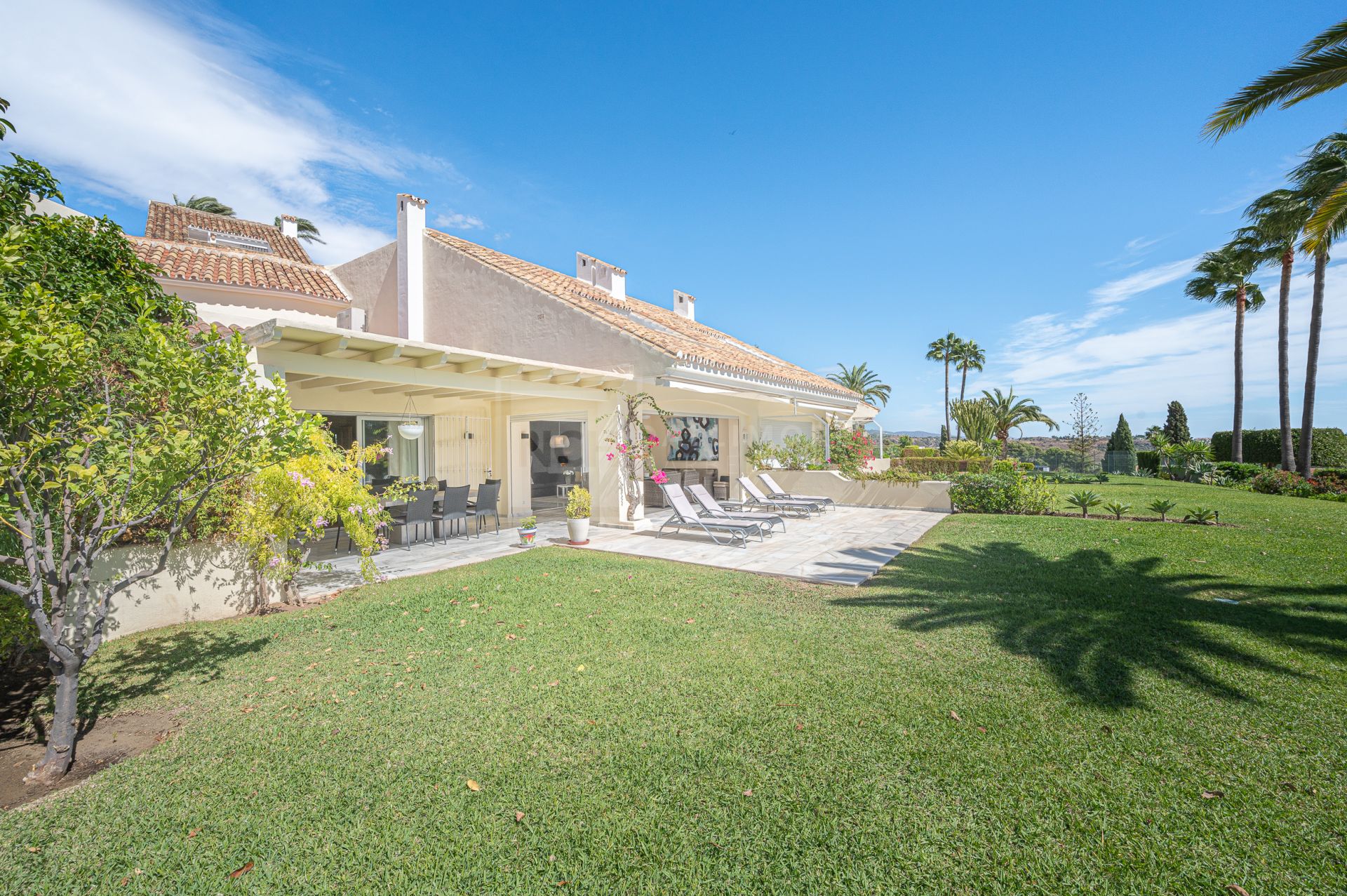 LOCATION! SUPERB 4-BEDROOM TOWNHOUSE OVERLOOKING GOLF COURSE IN NUEVA ANDALUCIA