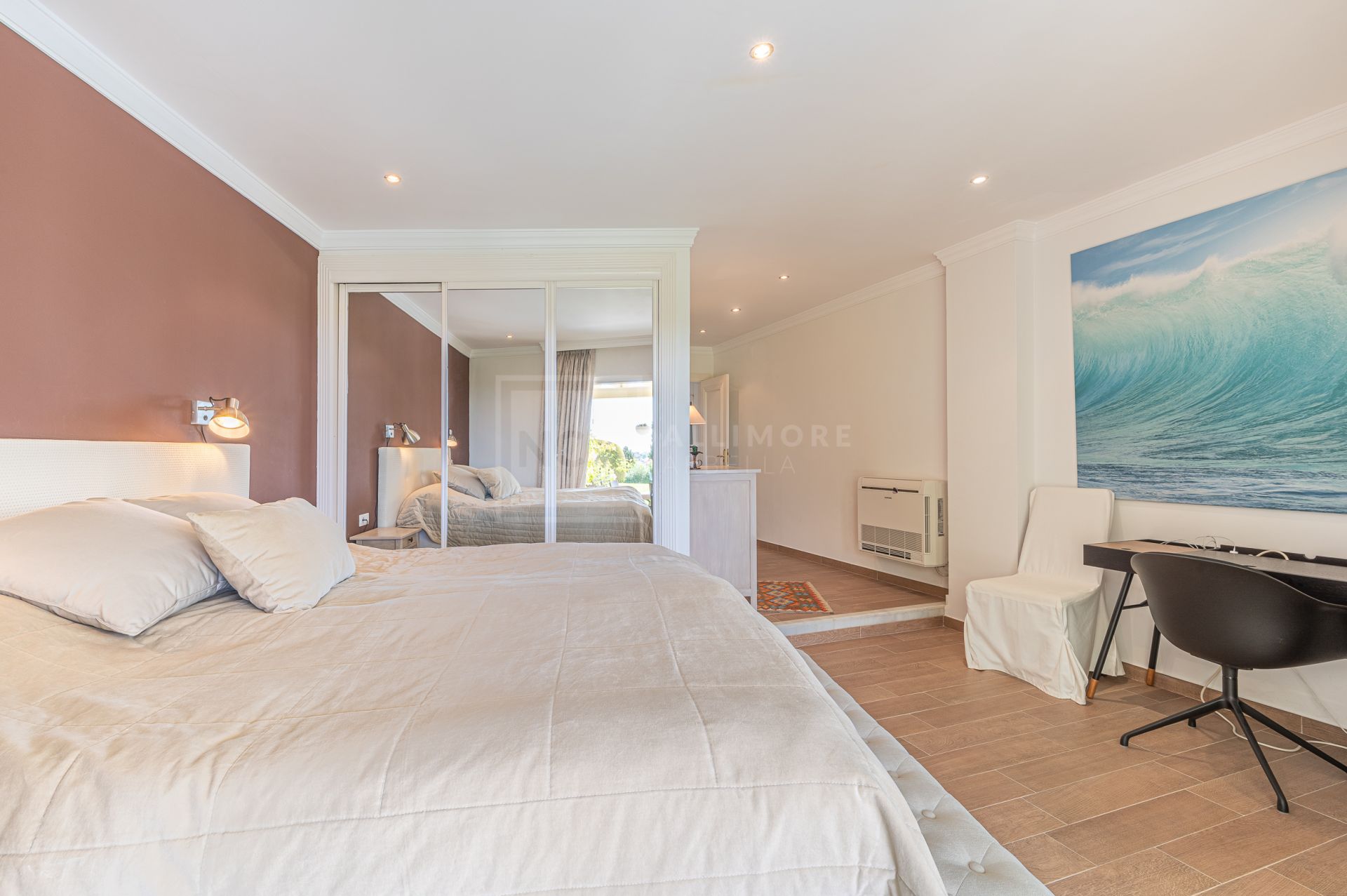 LOCATION! SUPERB 4-BEDROOM TOWNHOUSE OVERLOOKING GOLF COURSE IN NUEVA ANDALUCIA