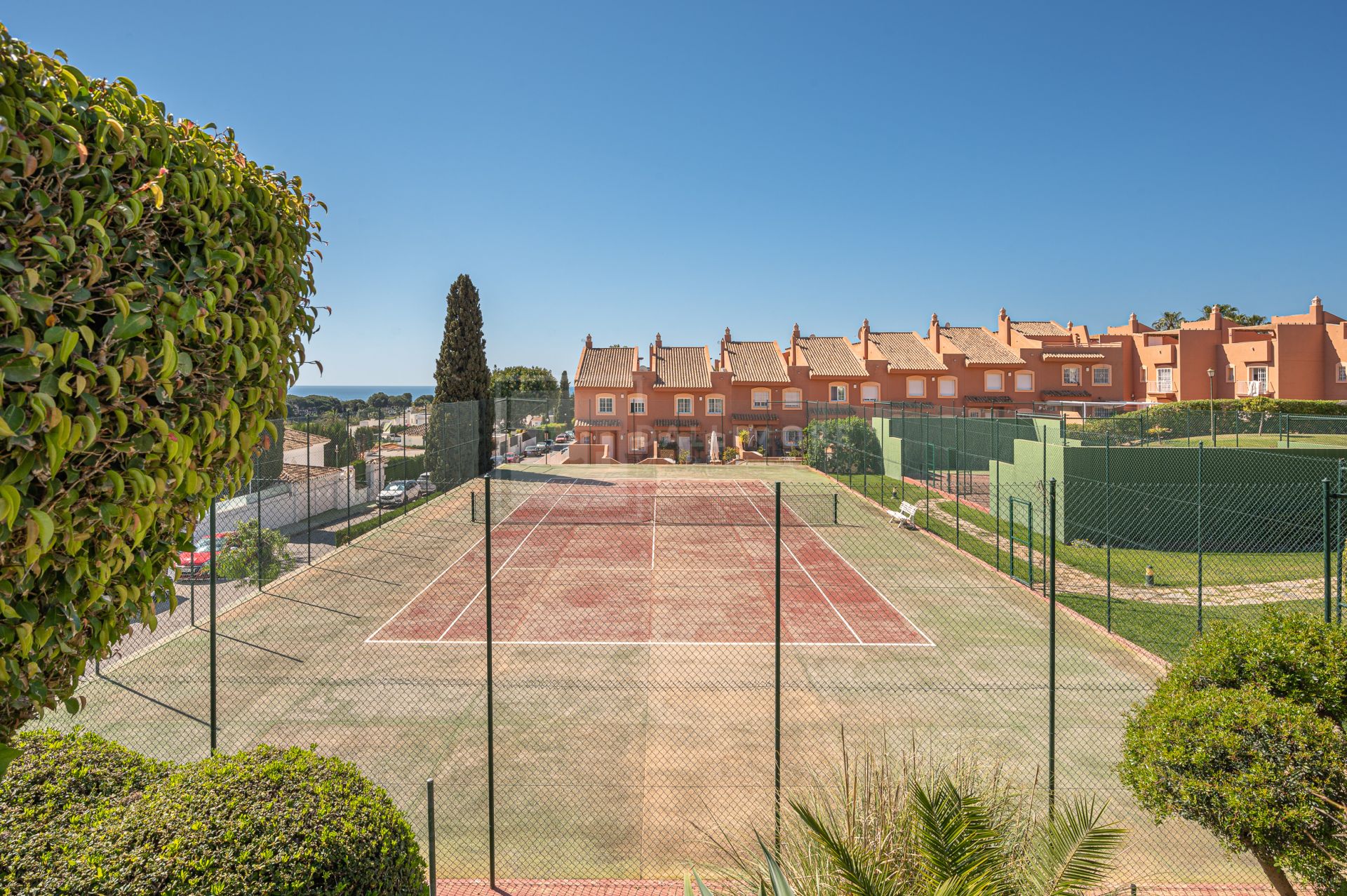 LOCATION! SUPERB 4-BEDROOM TOWNHOUSE OVERLOOKING GOLF COURSE IN NUEVA ANDALUCIA