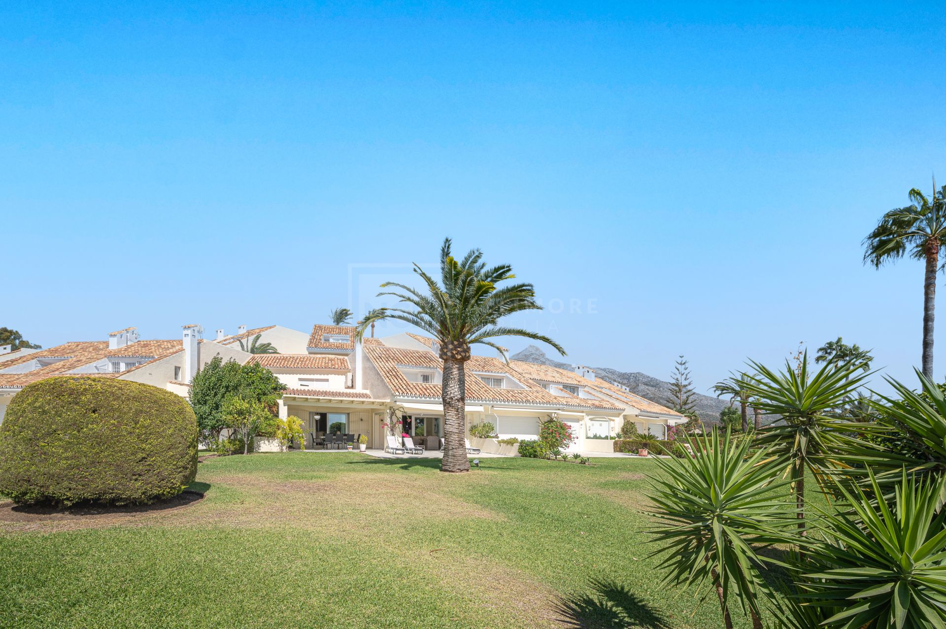 LOCATION! SUPERB 4-BEDROOM TOWNHOUSE OVERLOOKING GOLF COURSE IN NUEVA ANDALUCIA