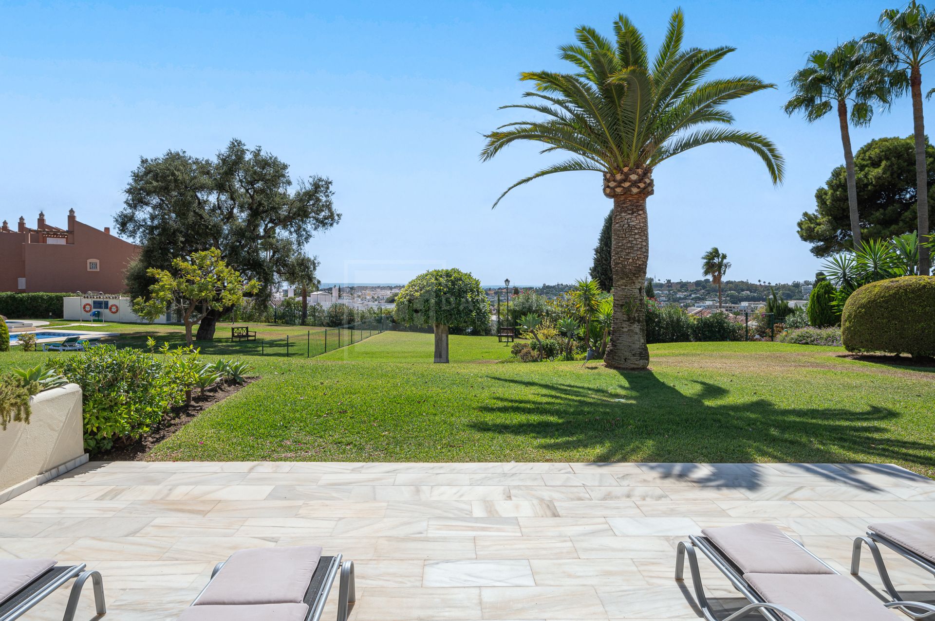 LOCATION! SUPERB 4-BEDROOM TOWNHOUSE OVERLOOKING GOLF COURSE IN NUEVA ANDALUCIA