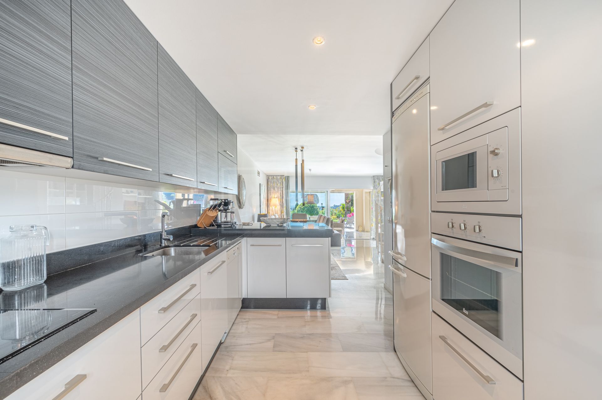 LOCATION! SUPERB 4-BEDROOM TOWNHOUSE OVERLOOKING GOLF COURSE IN NUEVA ANDALUCIA