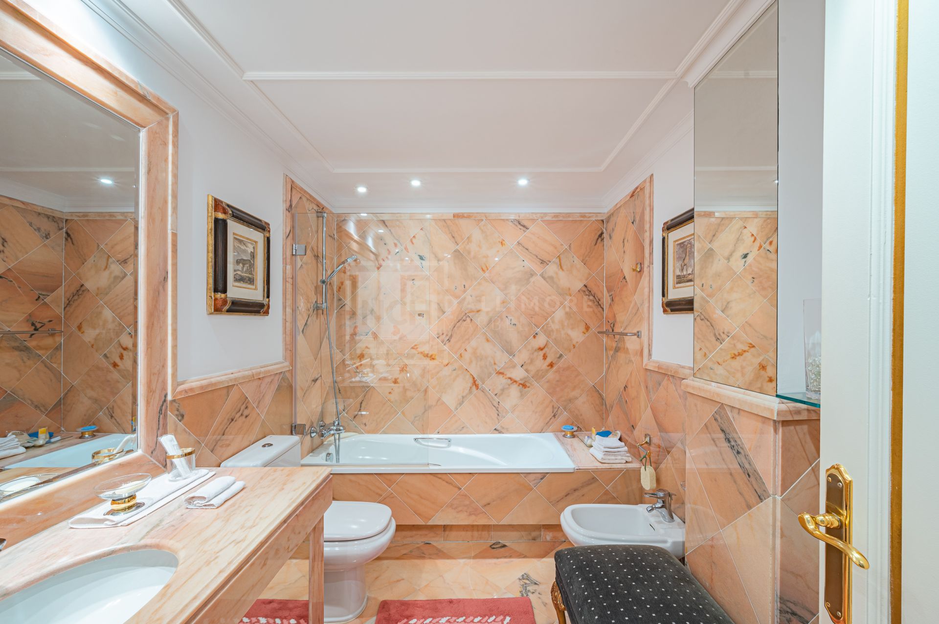 ELEGANT 3-BEDROOM APARTMENT IN MONTE PARAISO ON THE GOLDEN MILE, MARBELLA