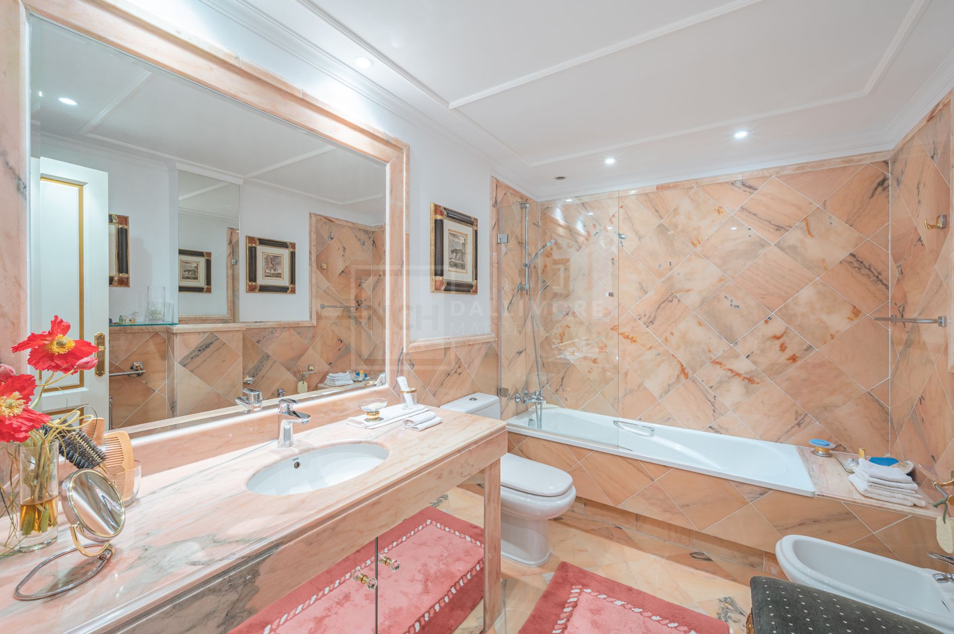 ELEGANT 3-BEDROOM APARTMENT IN MONTE PARAISO ON THE GOLDEN MILE, MARBELLA