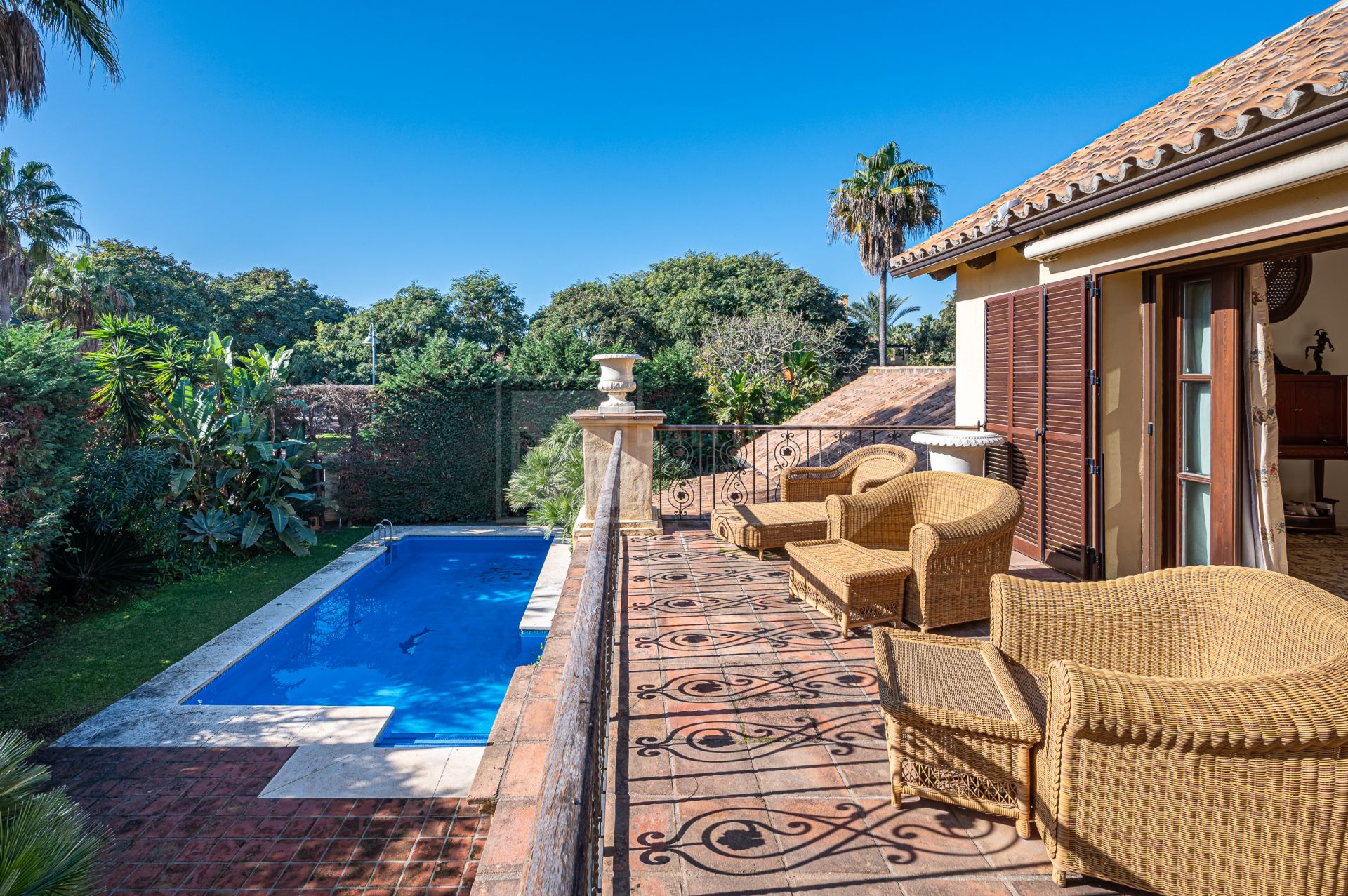 AN ABSOLUTE FIND: CLASSIC 4-BEDROOM ANDALUSIAN STYLE VILLA IN PUERTO BANUS, MARBELLA