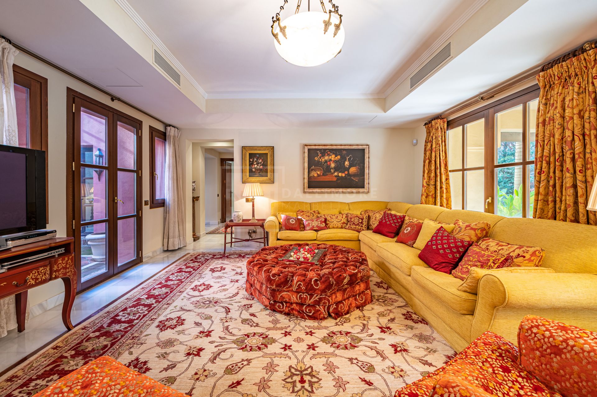 AN ABSOLUTE FIND: CLASSIC 4-BEDROOM ANDALUSIAN STYLE VILLA IN PUERTO BANUS, MARBELLA