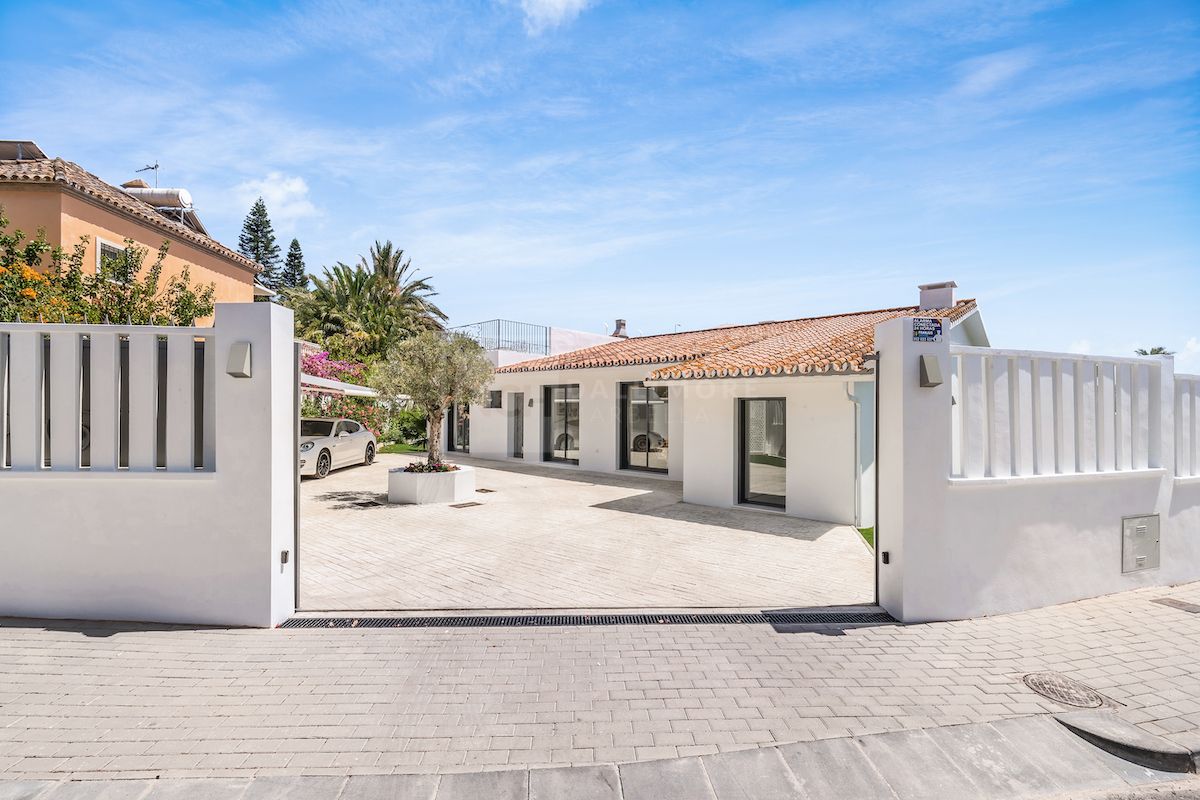 STYLISH 4-BEDROOM CONTEMPORARY VILLA, GUADALMINA BAJA, MARBELLA