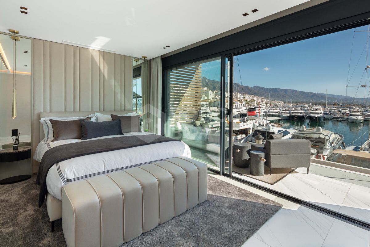 LUXURIOUS 3-BEDROOM APARTMENT FRONTLINE PUERTO BANUS HARBOUR MARBELLA