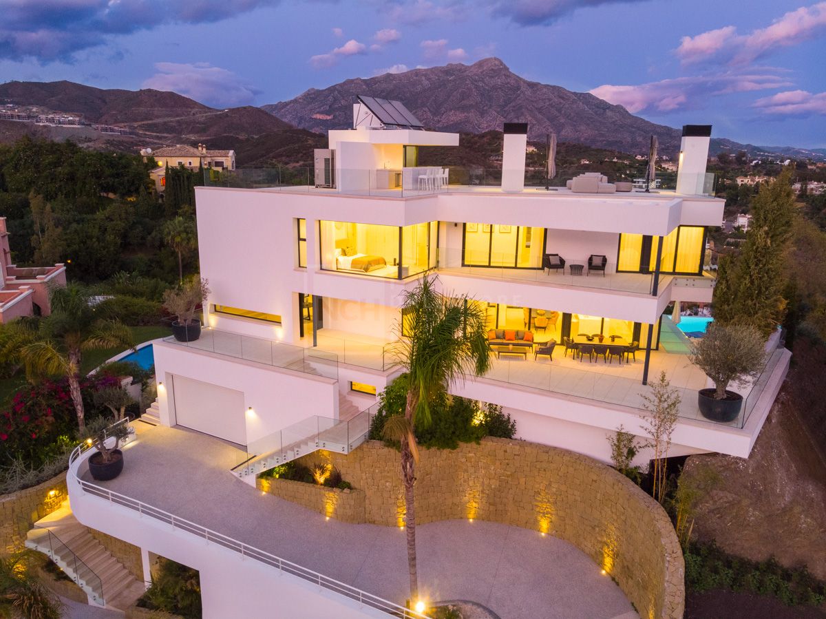 STUNNING BRAND NEW 5-BEDROOM LUXURY VILLA LA QUINTA MARBELLA