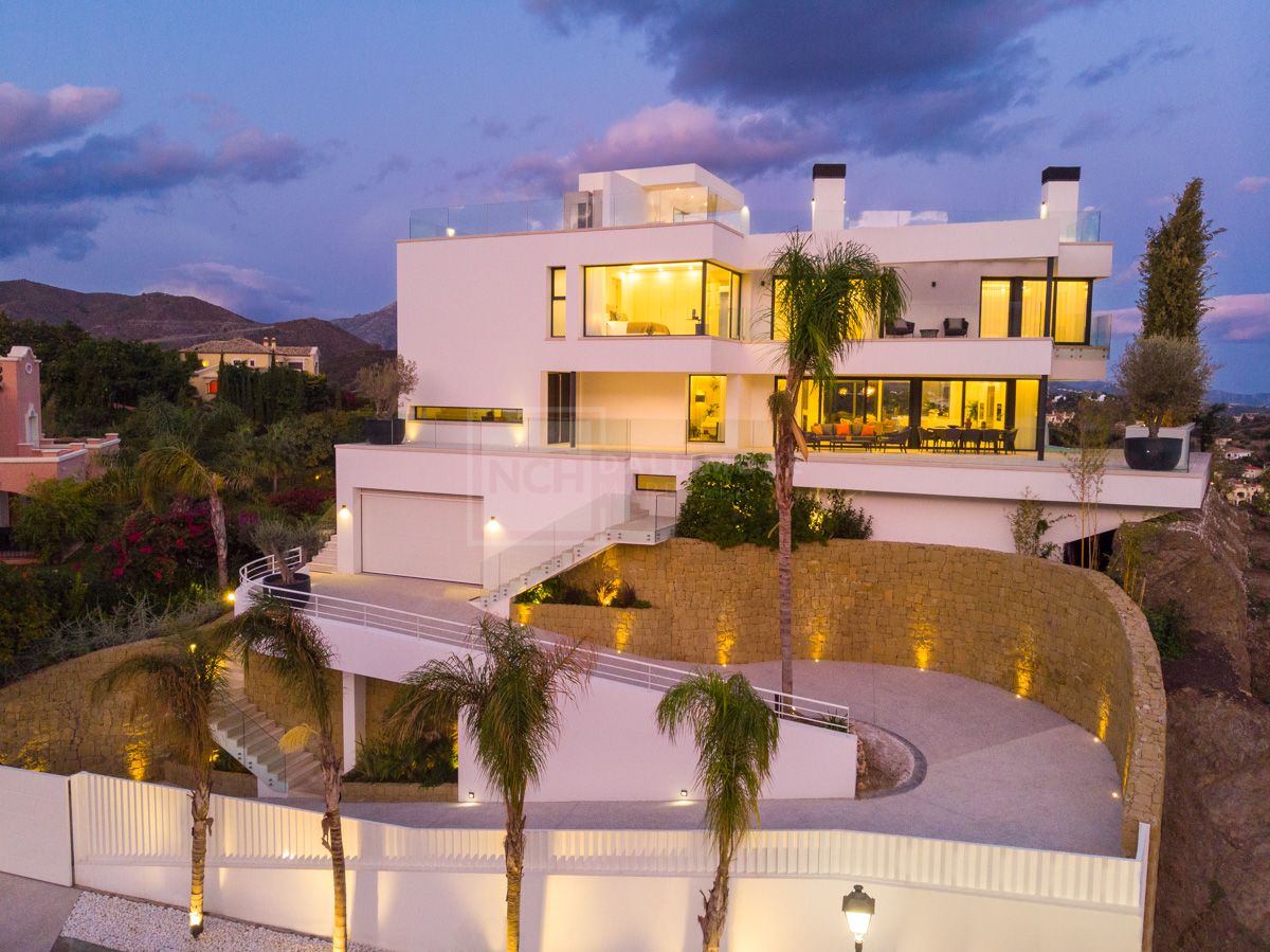 STUNNING BRAND NEW 5-BEDROOM LUXURY VILLA LA QUINTA MARBELLA