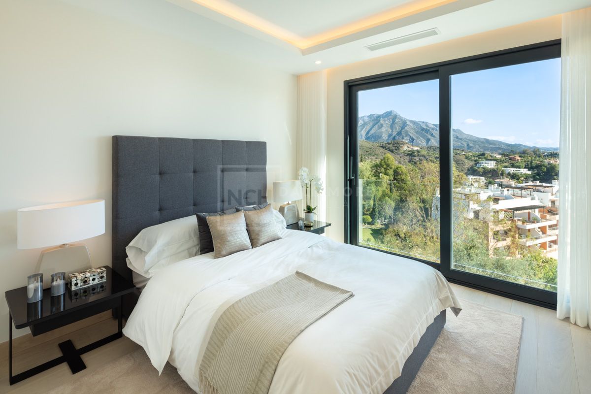 STUNNING BRAND NEW 5-BEDROOM LUXURY VILLA LA QUINTA MARBELLA