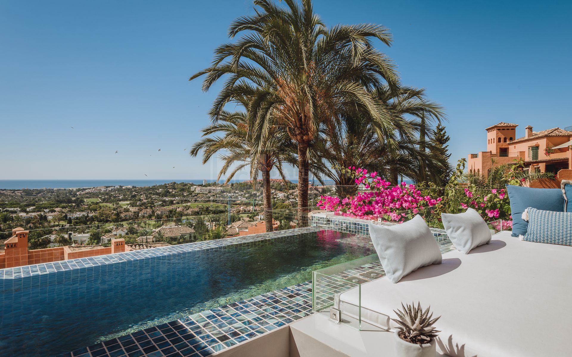 STYLISH DUPLEX 3-BEDROOM APARTMENT IN NUEVA ANDALUCIA MARBELLA