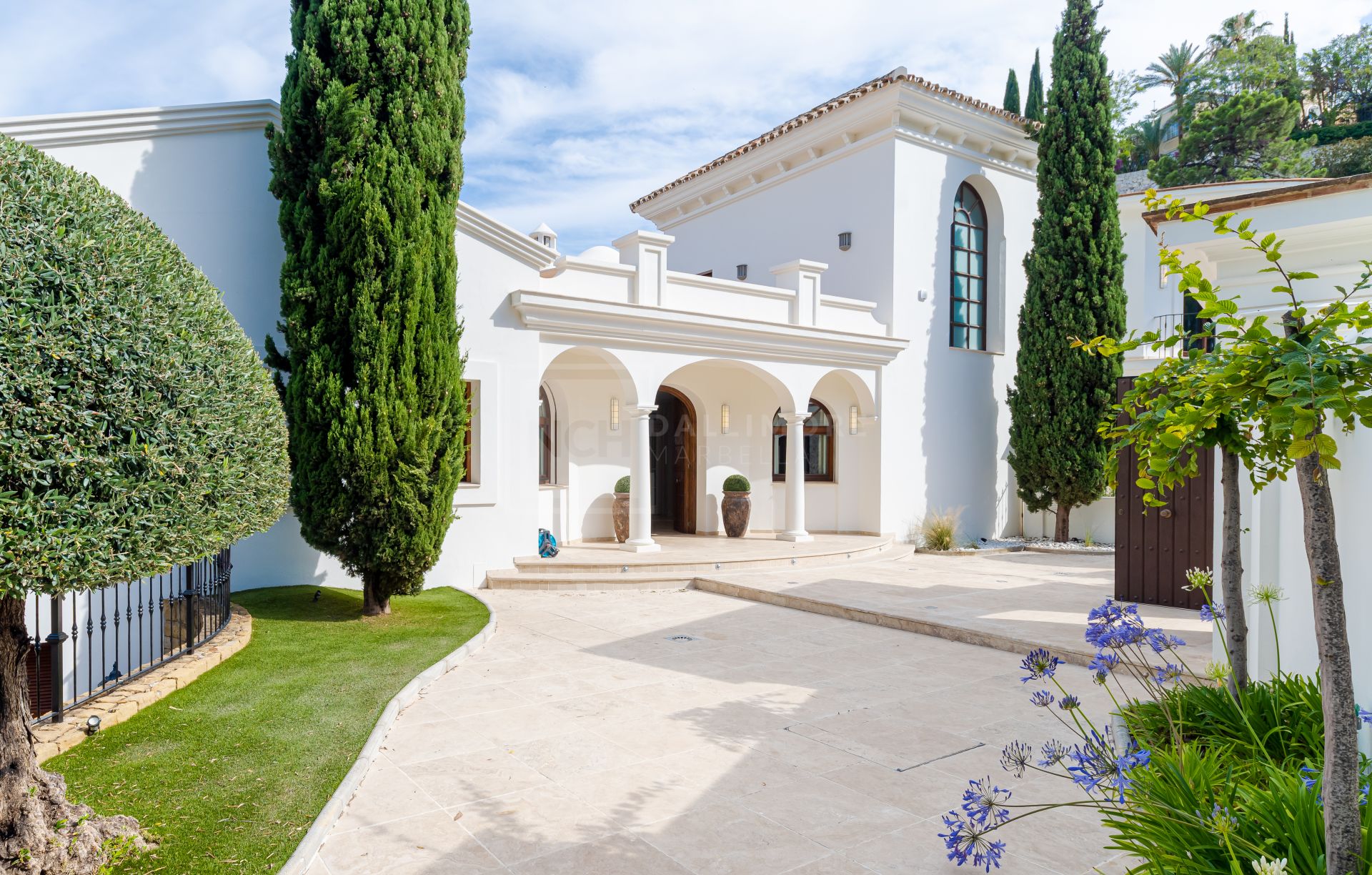 STUNNING CONTEMPORARY CLASSIC 7-BEDROOM VILLA IN EL HERROJO, BENAHAVIS