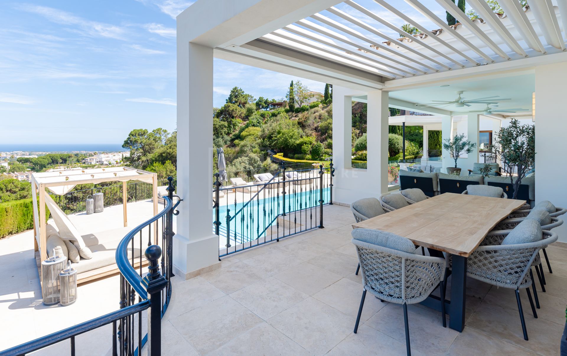 STUNNING CONTEMPORARY CLASSIC 7-BEDROOM VILLA IN EL HERROJO, BENAHAVIS