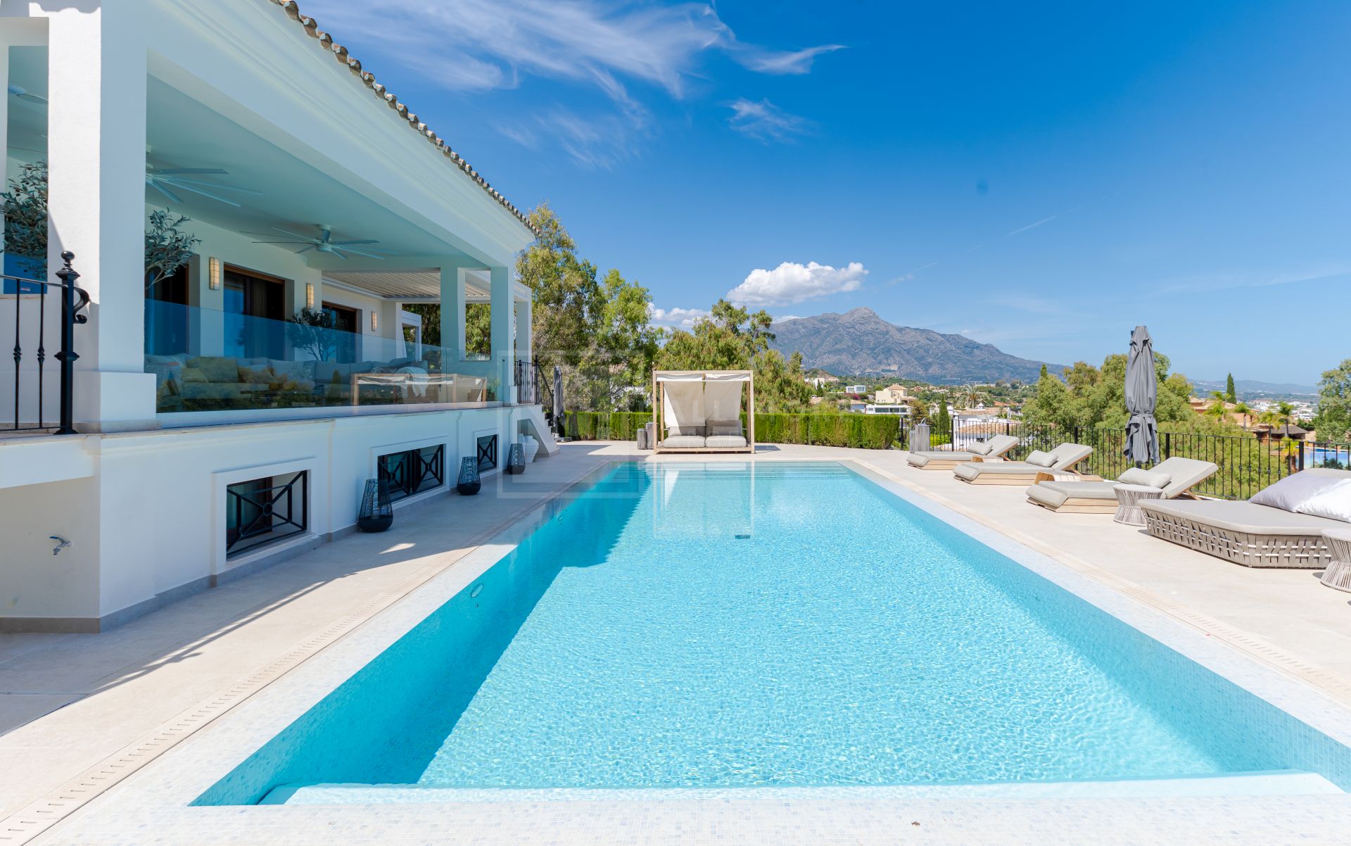 STUNNING CONTEMPORARY CLASSIC 7-BEDROOM VILLA IN EL HERROJO, BENAHAVIS