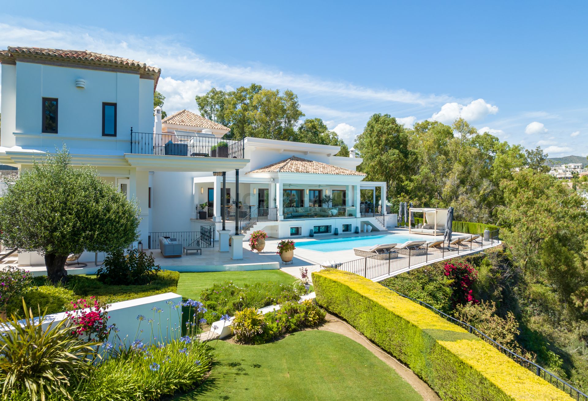 STUNNING CONTEMPORARY CLASSIC 7-BEDROOM VILLA IN EL HERROJO, BENAHAVIS