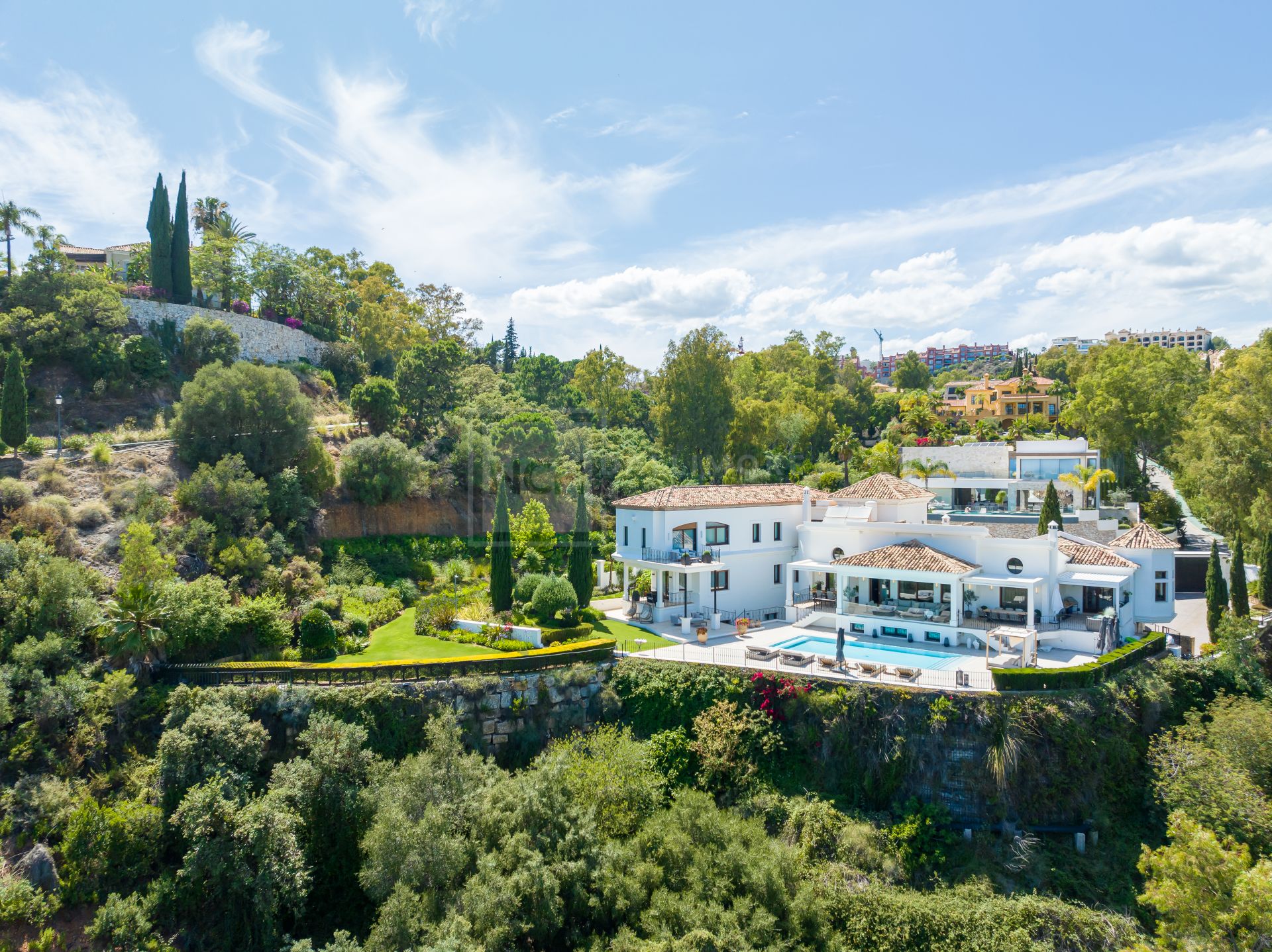 STUNNING CONTEMPORARY CLASSIC 7-BEDROOM VILLA IN EL HERROJO, BENAHAVIS