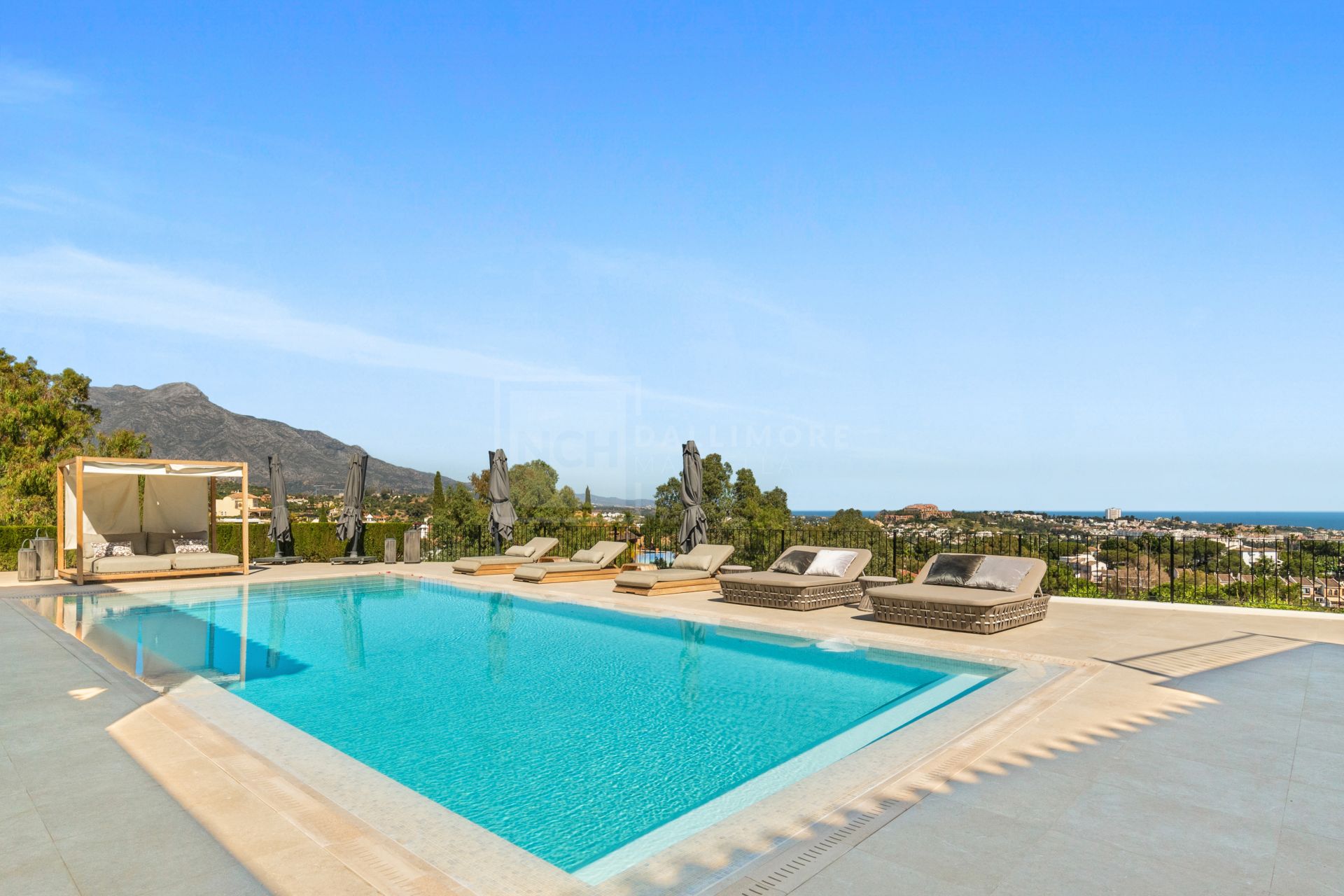 STUNNING CONTEMPORARY CLASSIC 7-BEDROOM VILLA IN EL HERROJO, BENAHAVIS