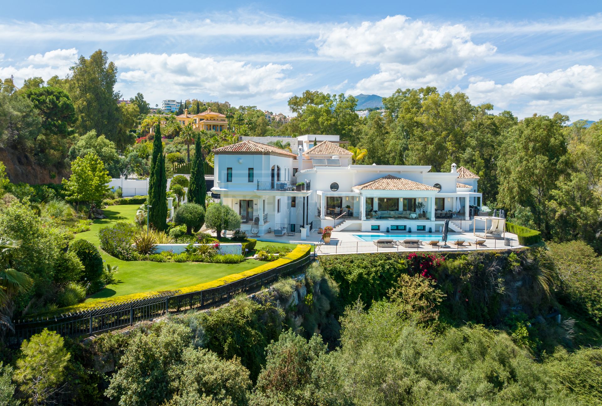 STUNNING CONTEMPORARY CLASSIC 7-BEDROOM VILLA IN EL HERROJO, BENAHAVIS