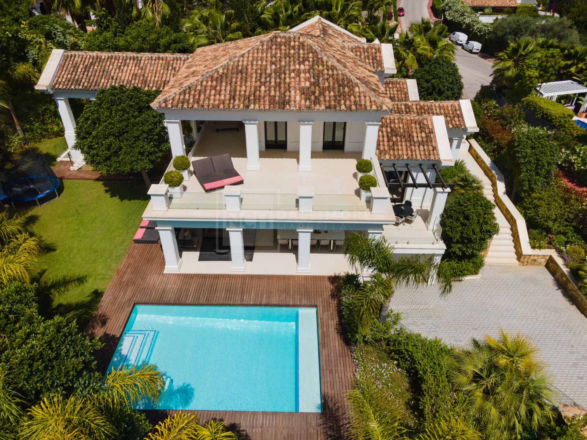 STUNNING 4-BEDROOM CONTEMPORARY CLASSIC VILLA IN GOLF VALLEY, NUEVA ANDALUCIA, MARBELLA