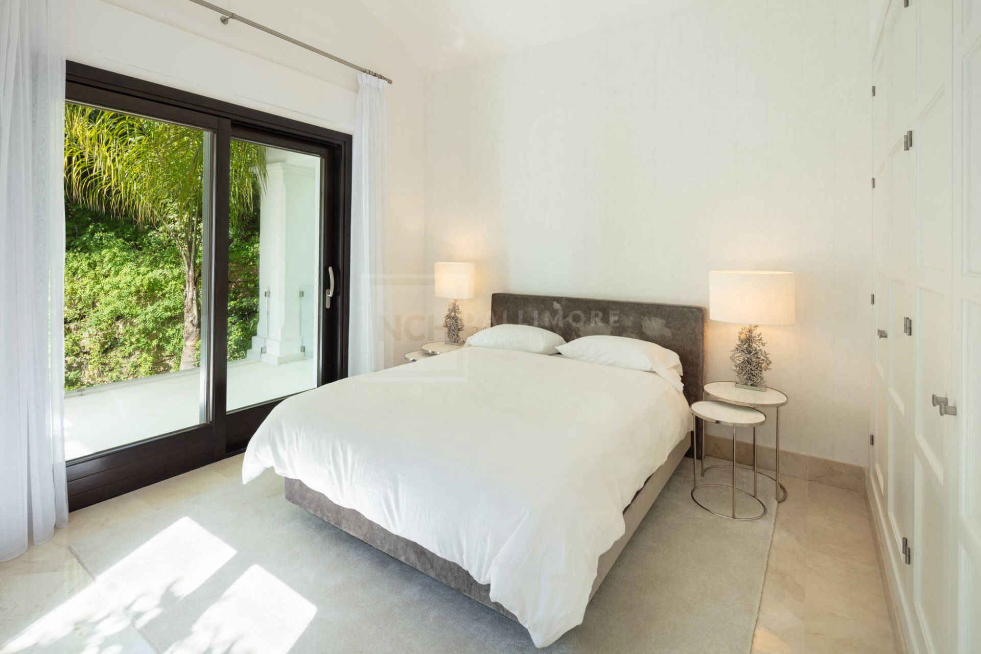 STUNNING 4-BEDROOM CONTEMPORARY CLASSIC VILLA IN GOLF VALLEY, NUEVA ANDALUCIA, MARBELLA