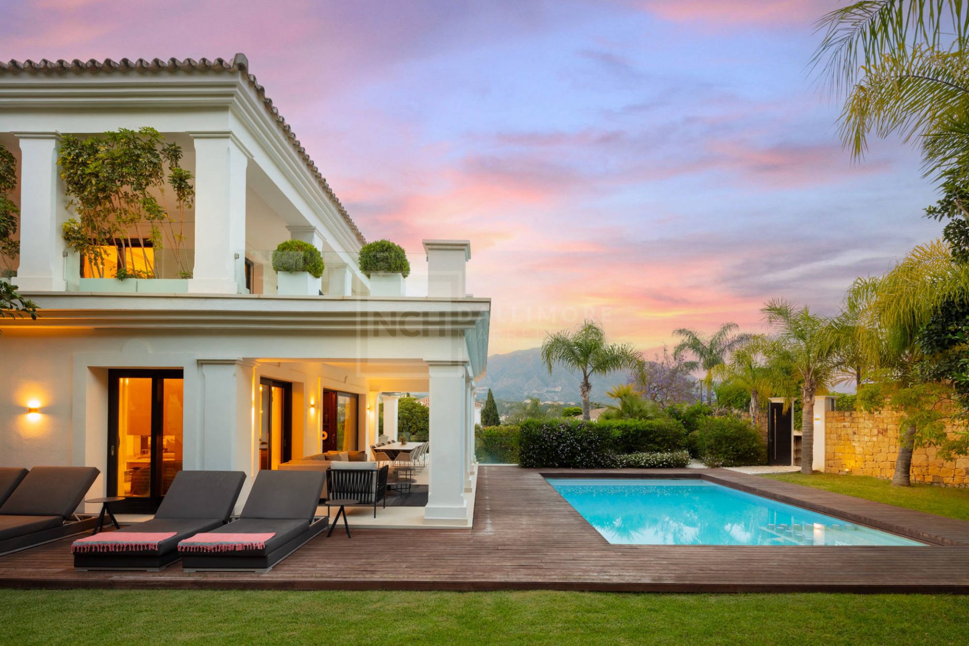 STUNNING 4-BEDROOM CONTEMPORARY CLASSIC VILLA IN GOLF VALLEY, NUEVA ANDALUCIA, MARBELLA