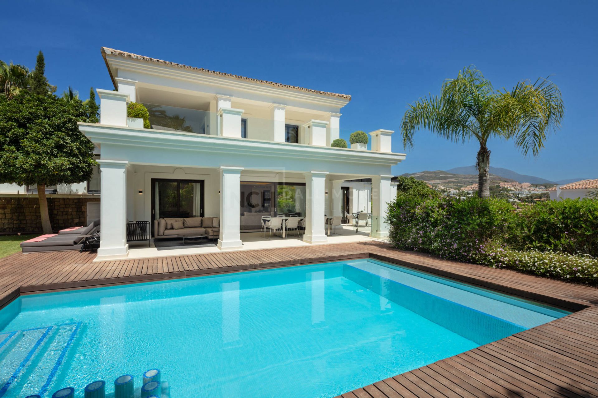 STUNNING 4-BEDROOM CONTEMPORARY CLASSIC VILLA IN GOLF VALLEY, NUEVA ANDALUCIA, MARBELLA