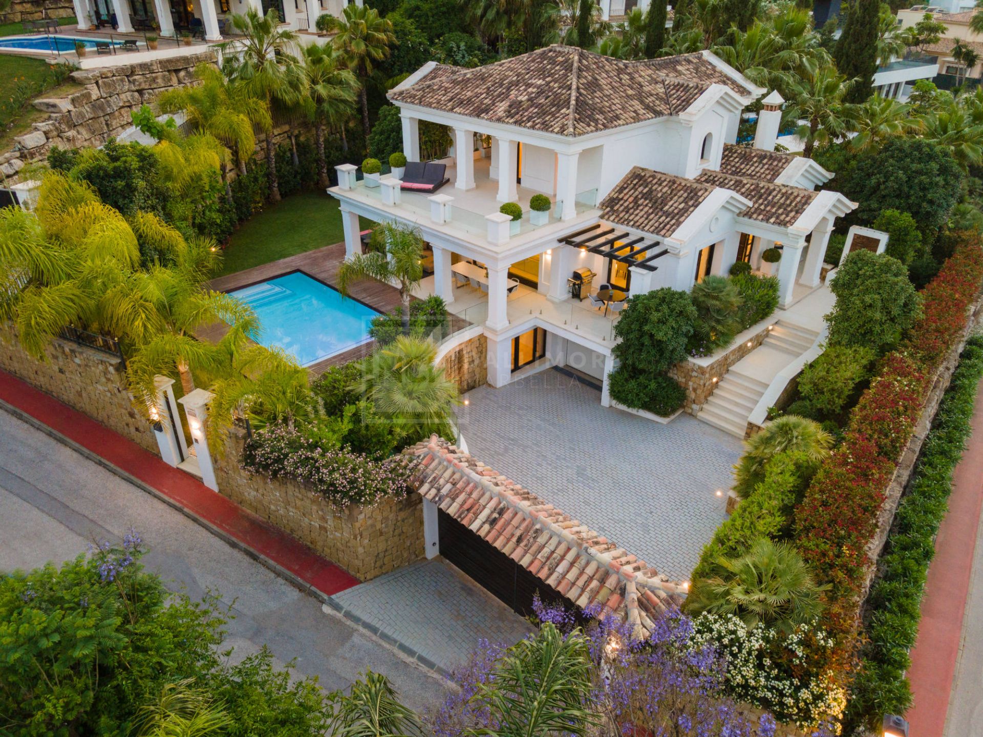 STUNNING 4-BEDROOM CONTEMPORARY CLASSIC VILLA IN GOLF VALLEY, NUEVA ANDALUCIA, MARBELLA