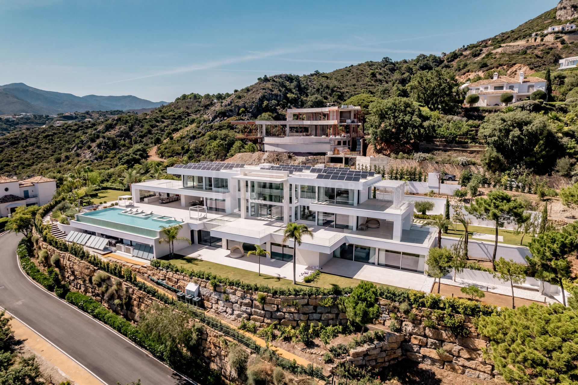 SHOWSTOPPING 7-BEDROOM MODERN MANSION IN MARBELLA CLUB GOLF RESORT, BENAHAVIS