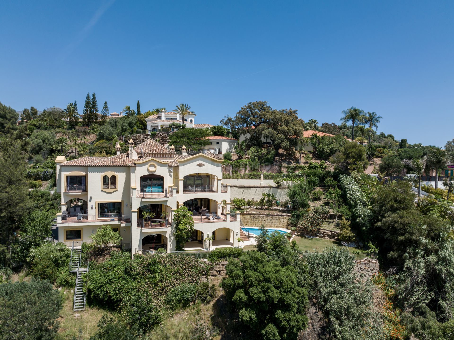 ELEGANT & CLASSIC 5 -BEDROOM VILLA IN BENAHAVIS WITH GOLF & SEA VIEWS