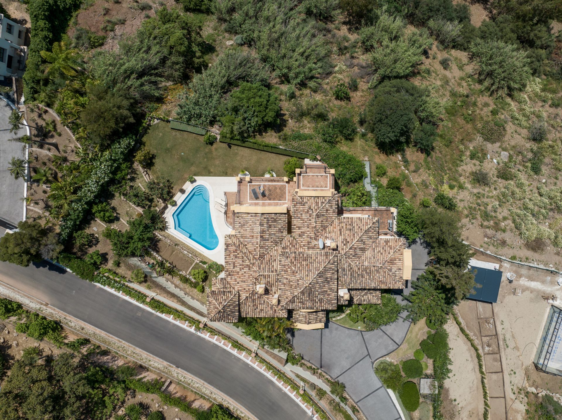 ELEGANT & CLASSIC 5 -BEDROOM VILLA IN BENAHAVIS WITH GOLF & SEA VIEWS