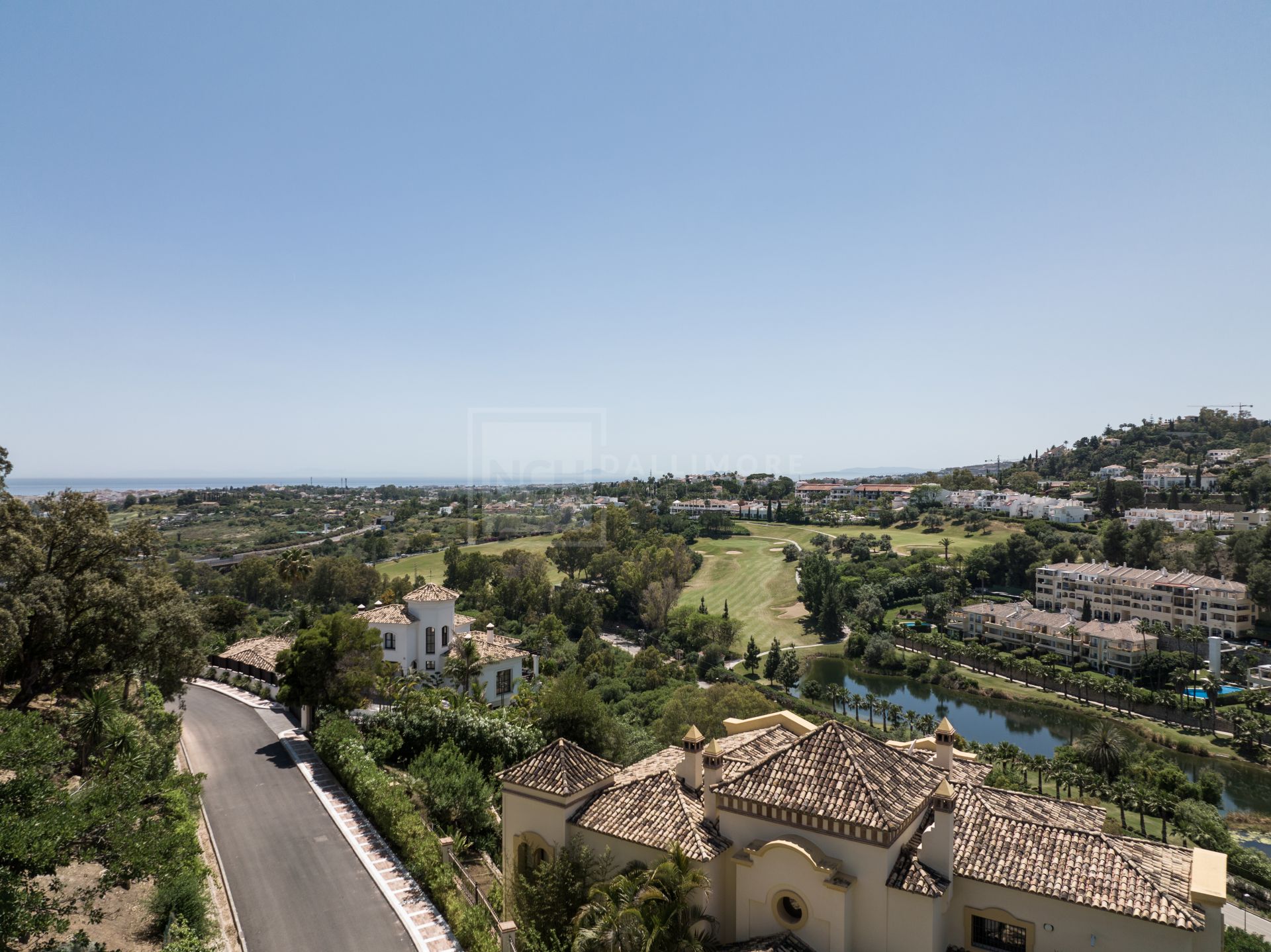 ELEGANT & CLASSIC 5 -BEDROOM VILLA IN BENAHAVIS WITH GOLF & SEA VIEWS