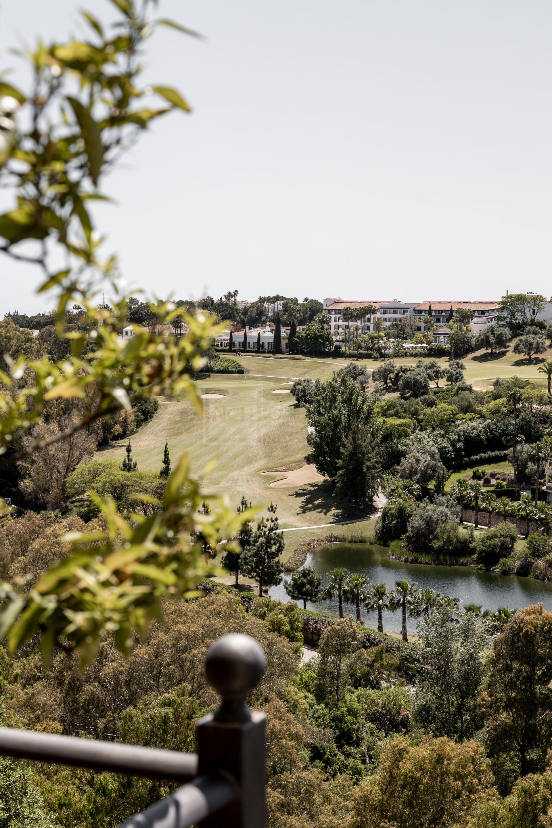 ELEGANT & CLASSIC 5 -BEDROOM VILLA IN BENAHAVIS WITH GOLF & SEA VIEWS