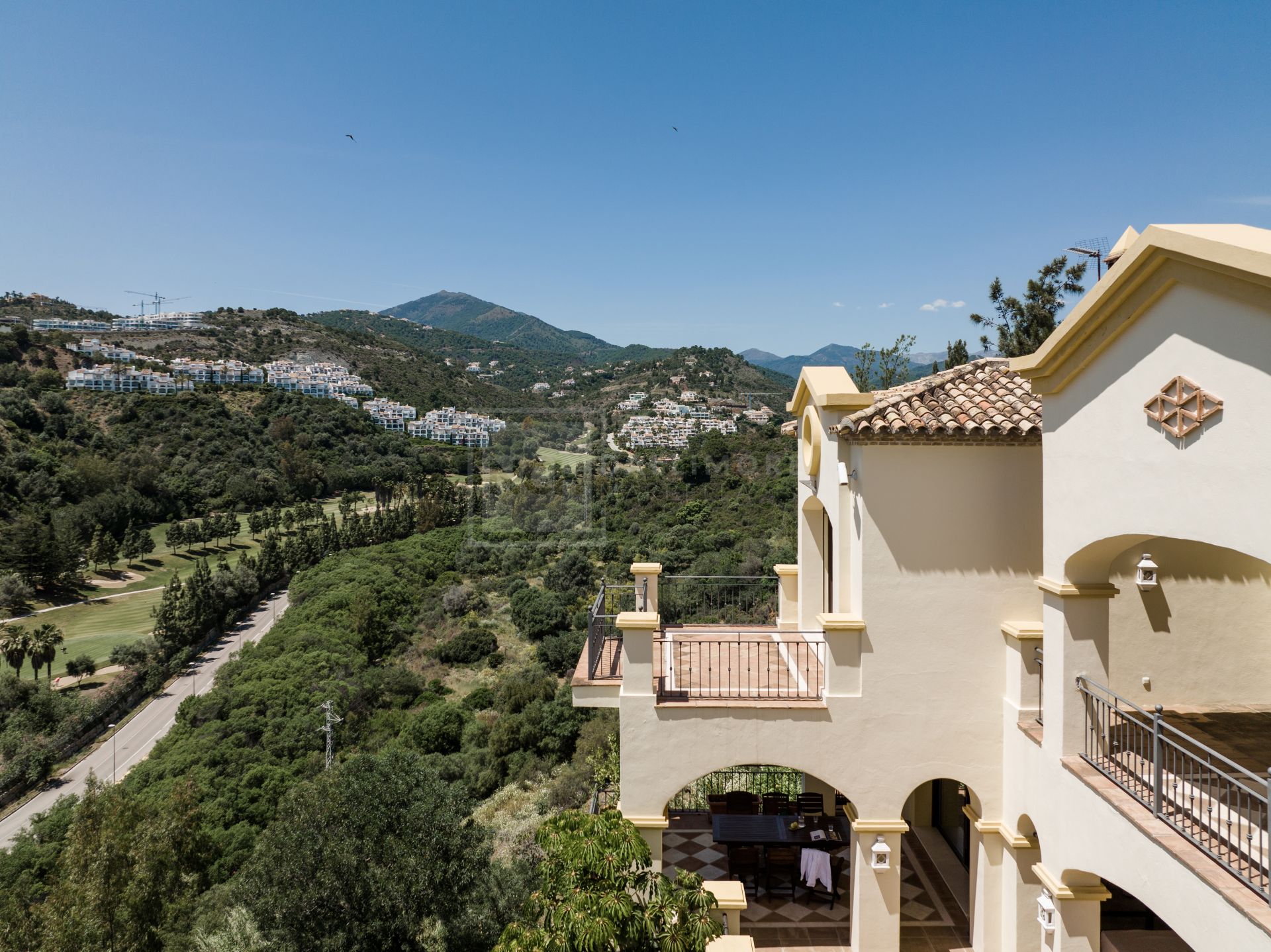 ELEGANT & CLASSIC 5 -BEDROOM VILLA IN BENAHAVIS WITH GOLF & SEA VIEWS