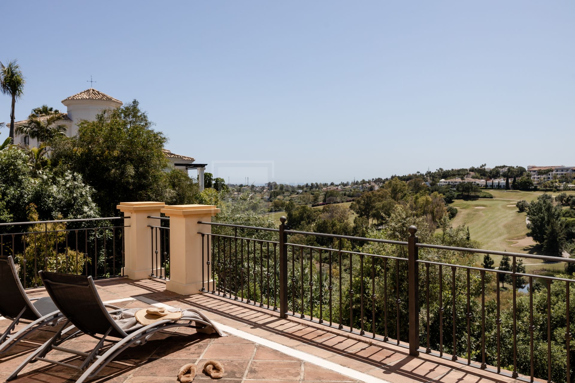 ELEGANT & CLASSIC 5 -BEDROOM VILLA IN BENAHAVIS WITH GOLF & SEA VIEWS