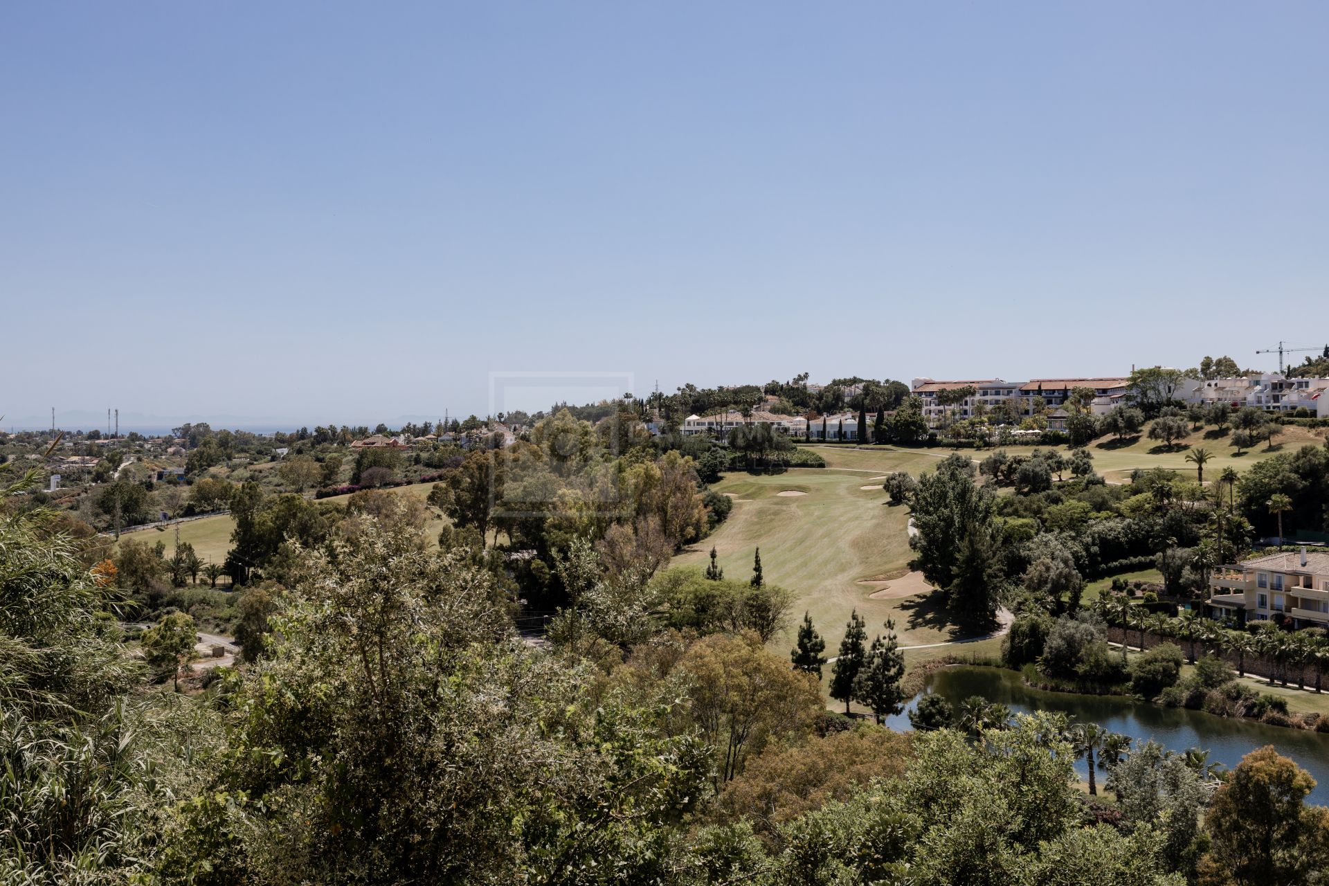 ELEGANT & CLASSIC 5 -BEDROOM VILLA IN BENAHAVIS WITH GOLF & SEA VIEWS