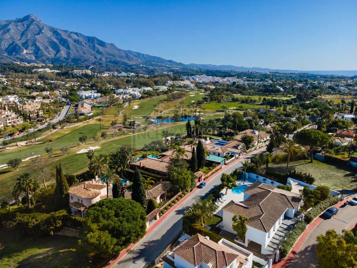 Villa en venta en Las Brisas, Marbella