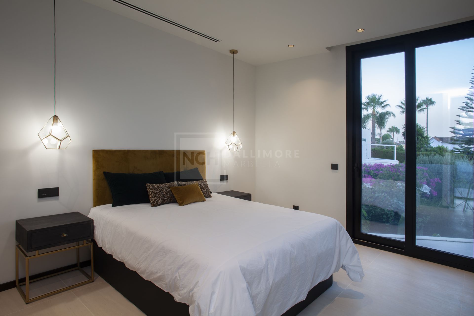 Villa en venta en Parcelas del Golf, Marbella