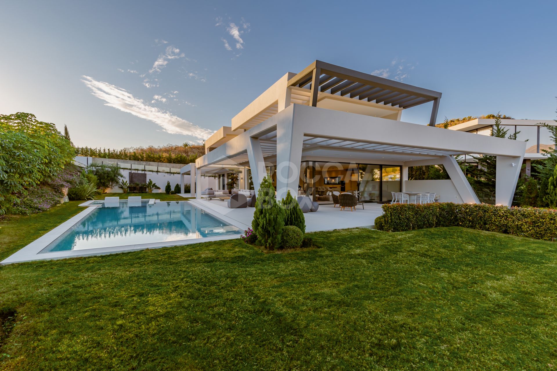 STRIKING 6-BEDROOM CONTEMPORARY VILLA IN THE HEART OF THE GOLF VALLEY NUEVA ANDALUCIA, MARBELLA