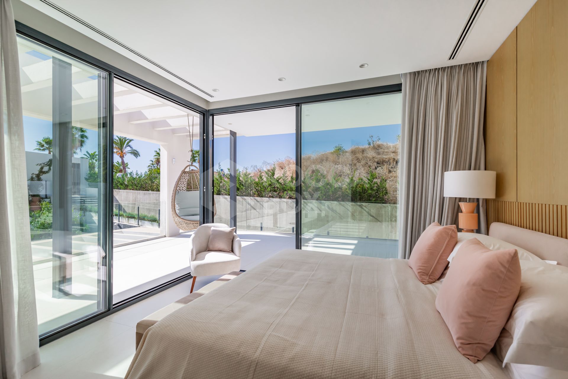 STRIKING 6-BEDROOM CONTEMPORARY VILLA IN THE HEART OF THE GOLF VALLEY NUEVA ANDALUCIA, MARBELLA