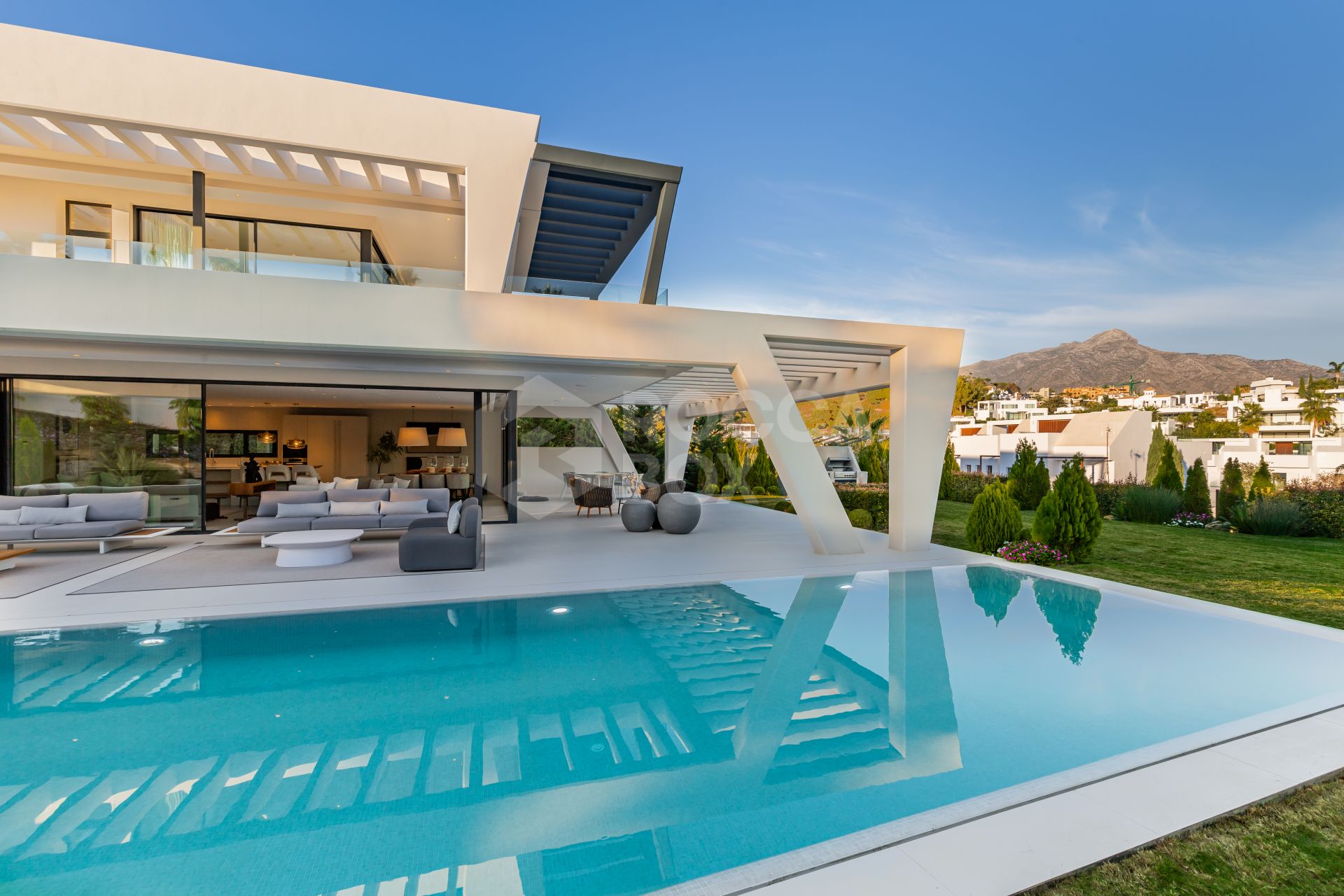 STRIKING 6-BEDROOM CONTEMPORARY VILLA IN THE HEART OF THE GOLF VALLEY NUEVA ANDALUCIA, MARBELLA