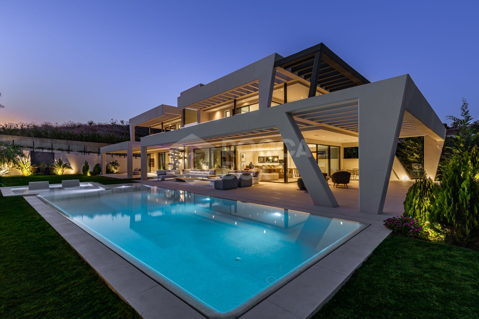 STRIKING 6-BEDROOM CONTEMPORARY VILLA IN THE HEART OF THE GOLF VALLEY NUEVA ANDALUCIA, MARBELLA