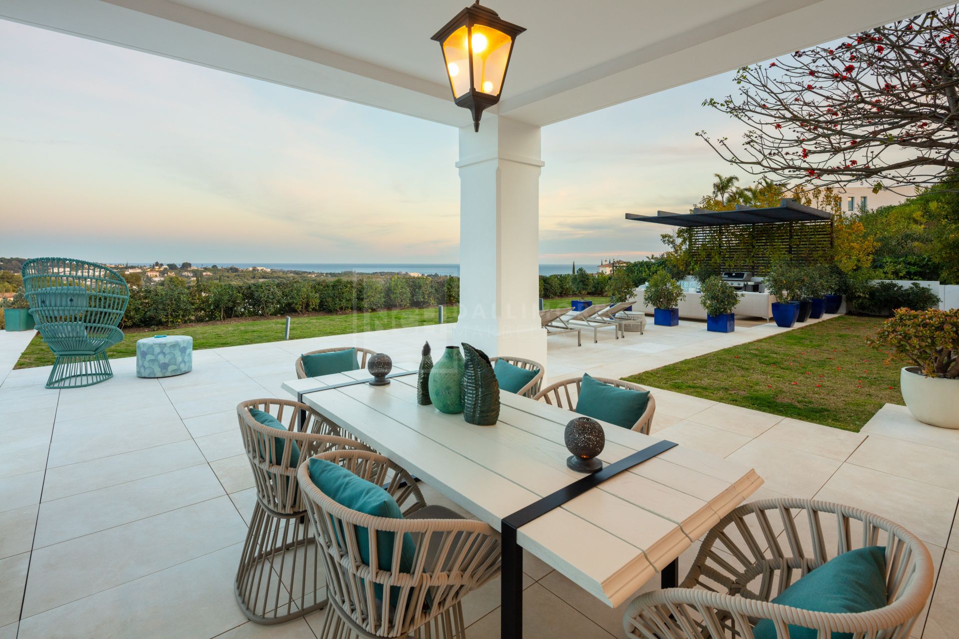 ELEGANT 6 BEDROOM VILLA IN LOS FLAMINGOS, BENAHAVIS