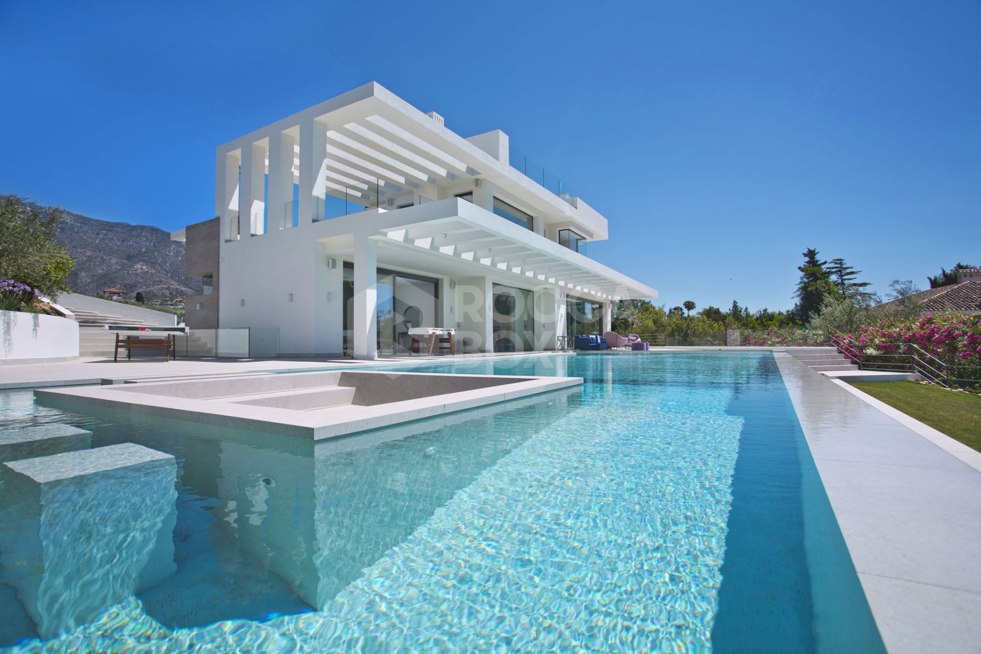 STYLISH CONTEMPORARY 7-BEDROOM VILLA FOR SHORT-TERM RENTAL PUENTE ROMANO MARBELLA